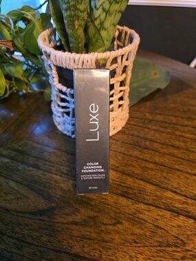 Luxe Color-Changing Foundation – Black Packaging